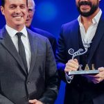 Álvaro Morte Instagram - @alvaromorte ya tiene en sus manos el premio Almería, Tierra de Cine y a #Almería en su corazón