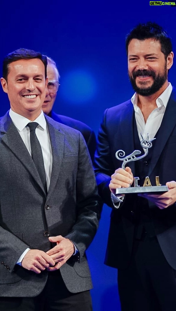 Álvaro Morte Instagram - @alvaromorte ya tiene en sus manos el premio Almería, Tierra de Cine y a #Almería en su corazón