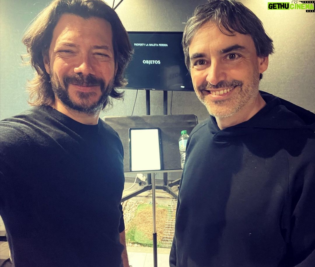 Álvaro Morte Instagram - Esta mañana con #jorgedorado trabajando la postproducción de #objetoslapelicula