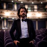 Álvaro Morte Instagram - Qué alegría estar en casa. Gracias Málaga y @acacineandaluz por acogerme en la primera edición de los #premioscarmen. Enhorabuena a todos los proyectos, conseguir hacer cine en estos tiempos ya es toda una proeza. ¡Viva el cine, y viva Andalucía! 💚 Look 👔 @pedrodelhierro_official @alexmg71 @breitling 📸 @anabelenfotografa Teatro Cervantes