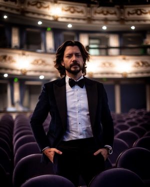 Álvaro Morte Instagram - Qué alegría estar en casa. Gracias Málaga y @acacineandaluz por acogerme en la primera edición de los #premioscarmen. Enhorabuena a todos los proyectos, conseguir hacer cine en estos tiempos ya es toda una proeza. ¡Viva el cine, y viva Andalucía! 💚
Look 👔 @pedrodelhierro_official @alexmg71 @breitling
📸 @anabelenfotografa