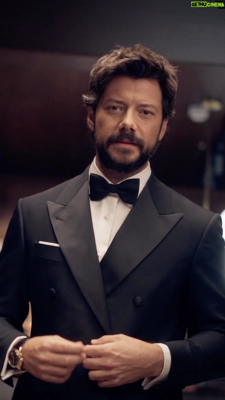Álvaro Morte Instagram - Antes de vestirme, justo antes, no tengo nada que pensar. ✨ Nueva colección de Emidio Tucci con @alvaromorte. #SoyEmidioTucci #MyECIFashion