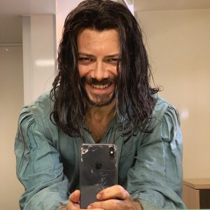 Álvaro Morte Instagram - Hey!! Have you already watched the 6th episode???

@thewheeloftime 
@amazonprimevideo