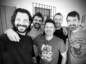 Álvaro Morte Instagram - La familia. Ay, lo que os quiero!

#juntosdesdelos15

@chetecavas @luisbelo21 @benjaminsanchezrodal #tonicavas
