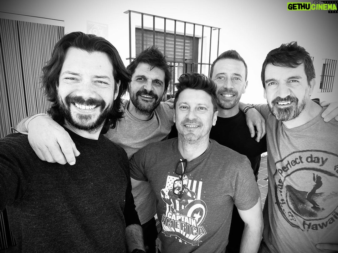 Álvaro Morte - 583.1K Likes - La familia. Ay, lo que os quiero!
#juntosdesdelos15
@chetecavas @luisbelo21 @benjaminsanchezrodal #tonicavas