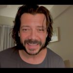 Álvaro Morte Instagram - Me llena de ilusión recibir un #premiosondas pero más ilusión me hace el compartirlo con ella. ❤️