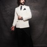 Álvaro Morte Instagram – Gracias @premios_platino por unir de nuevo a la comunidad audiovisual iberoamericana. Qué bueno vernos.

Gracias @alexmg71 y al equipazo de @pedrodelhierro_official por su buen gusto y eficacia. Y a @breitling que me acompaña.

Y a mis chicas avengers particulares de @maydelmanager y @granviacomunica 

Fotazas del súper @papowaisman