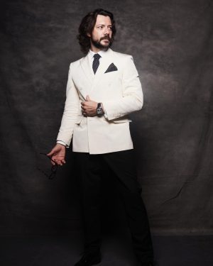 Álvaro Morte Instagram - Gracias @premios_platino por unir de nuevo a la comunidad audiovisual iberoamericana. Qué bueno vernos.

Gracias @alexmg71 y al equipazo de @pedrodelhierro_official por su buen gusto y eficacia. Y a @breitling que me acompaña.

Y a mis chicas avengers particulares de @maydelmanager y @granviacomunica 

Fotazas del súper @papowaisman
