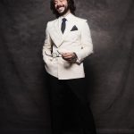 Álvaro Morte Instagram - Gracias @premios_platino por unir de nuevo a la comunidad audiovisual iberoamericana. Qué bueno vernos. Gracias @alexmg71 y al equipazo de @pedrodelhierro_official por su buen gusto y eficacia. Y a @breitling que me acompaña. Y a mis chicas avengers particulares de @maydelmanager y @granviacomunica Fotazas del súper @papowaisman