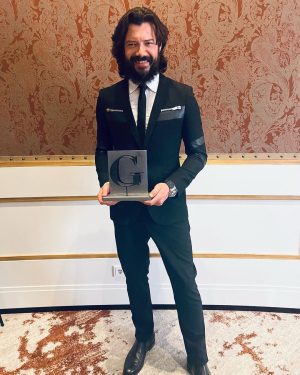 Álvaro Morte Instagram - Muchas gracias @gentlemanspain Qué orgullo recibir este premio. Enhorabuena a todos los ganadores.

#premiosgentleman 

👔 @leshommes_official @golf_s.a @emilia_dagostino ⌚️ @breitling
