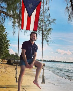 Álvaro Morte Instagram - Madre mía… Hace solo una semana que regresé de Puerto Rico y ya no puedo aguantar las ganas de volver. Menudo viajazo. 

El Caribe perfecto (esas playas…). El destino perfecto (aventura, golf, gastronomía, historia…). Y, desde luego, la gente perfecta (Alexandra, Xiomara, Vivi, os adoramos!)

Gracias @discoverpuertorico @ctpuertorico @iberia por hacerlo posible. #ad Ya pensando en la próxima.

Un beso fuerte, mi querido Puerto Rico!