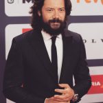 Álvaro Morte Instagram – Gracias @premios_platino por la gala del domingo y enhorabuena a todos los premiados!

Y muchas gracias también a tod@s l@s fans que estuvieron horas esperando a que pasáramos por allí. Entre ell@s, Carla, Luiza y Pola, que me regalaron una carta con sus dibujos y origamis. ❤️

Inmejorablemente acompañado por ella.

👔 @pacovarela_menswear