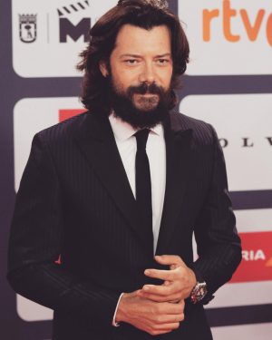 Álvaro Morte Instagram - Gracias @premios_platino por la gala del domingo y enhorabuena a todos los premiados!

Y muchas gracias también a tod@s l@s fans que estuvieron horas esperando a que pasáramos por allí. Entre ell@s, Carla, Luiza y Pola, que me regalaron una carta con sus dibujos y origamis. ❤️

Inmejorablemente acompañado por ella.

👔 @pacovarela_menswear