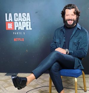 Álvaro Morte Instagram - Promo de @lacasadepapel #lcdp5 Vol1
Nos vemos el viernes? 💥 

#jarana
#noquedanada

Gracias infinitas @zegnaofficial 
@breitling