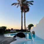 Álvaro Morte Instagram - Unos días en Madrid y ya os echo de menos @villaskamezi 😩 #lanzarote #peloalviento