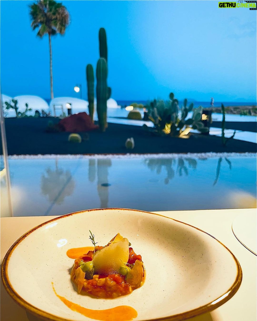 Álvaro Morte Instagram - Te vas al spa después de un fantástico masaje. Y después, al @kamezidelibistro a darte un viaje con su espectacular menú degustación de 12 platos con maridaje. Y todo ello frente al mar de Lanzarote. PLANAZO!! Gracias @villaskamezi por la experiencia. Repetiré, seguro 😉 Carabinero de La Santa, aguacate, maracuyá, Batata de Jable “Finca Machinda” y Café.
