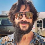 Álvaro Morte Instagram - Cuando estás en maquillaje y te dejan literalmente A MEDIAS porque el director te llama para discutir contigo la puesta en escena… 😅