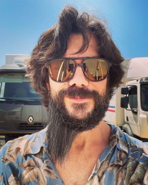Álvaro Morte Instagram - Cuando estás en maquillaje y te dejan literalmente A MEDIAS porque el director te llama para discutir contigo la puesta en escena… 😅