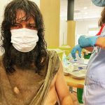 Álvaro Morte Instagram - Estás en la oficina. Has pedido cita para vacunarte -porque, por supuesto, quieres vacunarte- aprovechando la hora de comer. Coges la cartera, las llaves, las gafas de sol y te acercas a que te la pongan en un momento… Fácil, verdad? Pues cuando eres actor y estás interpretando a un tipo del siglo XVI que lleva 3 años en un barco, a lo mejor, a lo mejooooor, no es taaaan fácil !!! You are at the office. You have made an appointment to get vaccinated - because, of course, you want to get vaccinated - taking advantage of your lunch break. You take your wallet, keys, sunglasses and go over there to get the shot done in an instant... Easy, right? Well, when you're an actor and you're playing a 16th century guy who's been on a boat for 3 years, maybe, just maaaaaaaybe, it's not thaaaaat easy !!! #elcano #sanitariosflipando #hastaelcanosevacuna