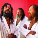 Álvaro Morte Instagram - “La tripulación de #elcano corta para comer” o “Los integrantes de Black Sabbath visitan el spa” “#elcano ‘s crew members on lunch break” or “The members of Black Sabbath visiting the spa” Titula la foto. Title the picture. #sinlimites #boundless @niccolokamada @pedro.bachura #hacerelchorra