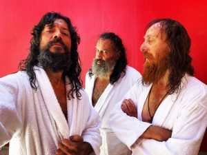 Álvaro Morte Instagram - “La tripulación de #elcano corta para comer” o “Los integrantes de Black Sabbath visitan el spa”

“#elcano ‘s crew members on lunch break” or “The members of Black Sabbath visiting the spa”

Titula la foto. Title the picture.

#sinlimites #boundless
@niccolokamada @pedro.bachura 
#hacerelchorra