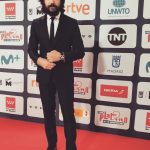 Álvaro Morte Instagram - Gracias @premios_platino por la gala del domingo y enhorabuena a todos los premiados! Y muchas gracias también a tod@s l@s fans que estuvieron horas esperando a que pasáramos por allí. Entre ell@s, Carla, Luiza y Pola, que me regalaron una carta con sus dibujos y origamis. ❤️ Inmejorablemente acompañado por ella. 👔 @pacovarela_menswear