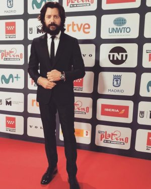 Álvaro Morte Instagram - Gracias @premios_platino por la gala del domingo y enhorabuena a todos los premiados!

Y muchas gracias también a tod@s l@s fans que estuvieron horas esperando a que pasáramos por allí. Entre ell@s, Carla, Luiza y Pola, que me regalaron una carta con sus dibujos y origamis. ❤️

Inmejorablemente acompañado por ella.

👔 @pacovarela_menswear