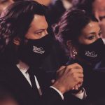Álvaro Morte Instagram – Gracias @premios_platino por la gala del domingo y enhorabuena a todos los premiados!

Y muchas gracias también a tod@s l@s fans que estuvieron horas esperando a que pasáramos por allí. Entre ell@s, Carla, Luiza y Pola, que me regalaron una carta con sus dibujos y origamis. ❤️

Inmejorablemente acompañado por ella.

👔 @pacovarela_menswear