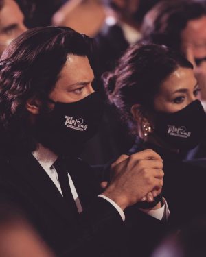 Álvaro Morte Instagram - Gracias @premios_platino por la gala del domingo y enhorabuena a todos los premiados!

Y muchas gracias también a tod@s l@s fans que estuvieron horas esperando a que pasáramos por allí. Entre ell@s, Carla, Luiza y Pola, que me regalaron una carta con sus dibujos y origamis. ❤️

Inmejorablemente acompañado por ella.

👔 @pacovarela_menswear