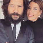 Álvaro Morte Instagram – Gracias @premios_platino por la gala del domingo y enhorabuena a todos los premiados!

Y muchas gracias también a tod@s l@s fans que estuvieron horas esperando a que pasáramos por allí. Entre ell@s, Carla, Luiza y Pola, que me regalaron una carta con sus dibujos y origamis. ❤️

Inmejorablemente acompañado por ella.

👔 @pacovarela_menswear