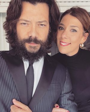 Álvaro Morte Instagram - Gracias @premios_platino por la gala del domingo y enhorabuena a todos los premiados!

Y muchas gracias también a tod@s l@s fans que estuvieron horas esperando a que pasáramos por allí. Entre ell@s, Carla, Luiza y Pola, que me regalaron una carta con sus dibujos y origamis. ❤️

Inmejorablemente acompañado por ella.

👔 @pacovarela_menswear