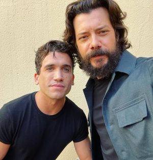 Álvaro Morte Instagram - Promo de @lacasadepapel #lcdp5 Vol1
Nos vemos el viernes? 💥 

#jarana
#noquedanada

Gracias infinitas @zegnaofficial 
@breitling