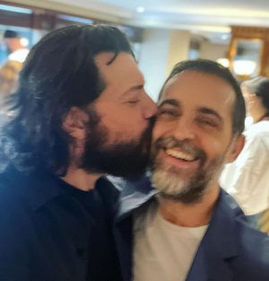 Álvaro Morte Instagram - Promo de @lacasadepapel #lcdp5 Vol1
Nos vemos el viernes? 💥 

#jarana
#noquedanada

Gracias infinitas @zegnaofficial 
@breitling
