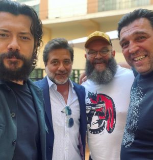 Álvaro Morte Instagram - Promo de @lacasadepapel #lcdp5 Vol1
Nos vemos el viernes? 💥 

#jarana
#noquedanada

Gracias infinitas @zegnaofficial 
@breitling