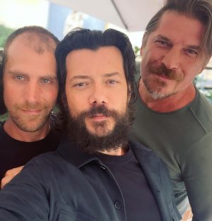 Álvaro Morte Instagram - Promo de @lacasadepapel #lcdp5 Vol1
Nos vemos el viernes? 💥 

#jarana
#noquedanada

Gracias infinitas @zegnaofficial 
@breitling