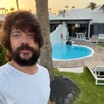 Álvaro Morte Instagram - Unos días en Madrid y ya os echo de menos @villaskamezi 😩 #lanzarote #peloalviento