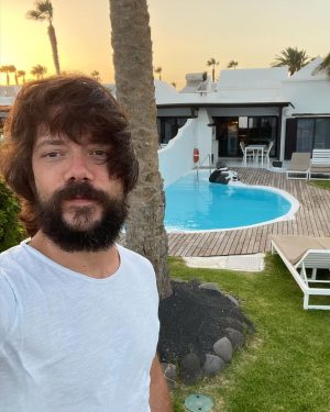 Álvaro Morte Instagram - Unos días en Madrid y ya os echo de menos @villaskamezi 😩

#lanzarote 
#peloalviento
