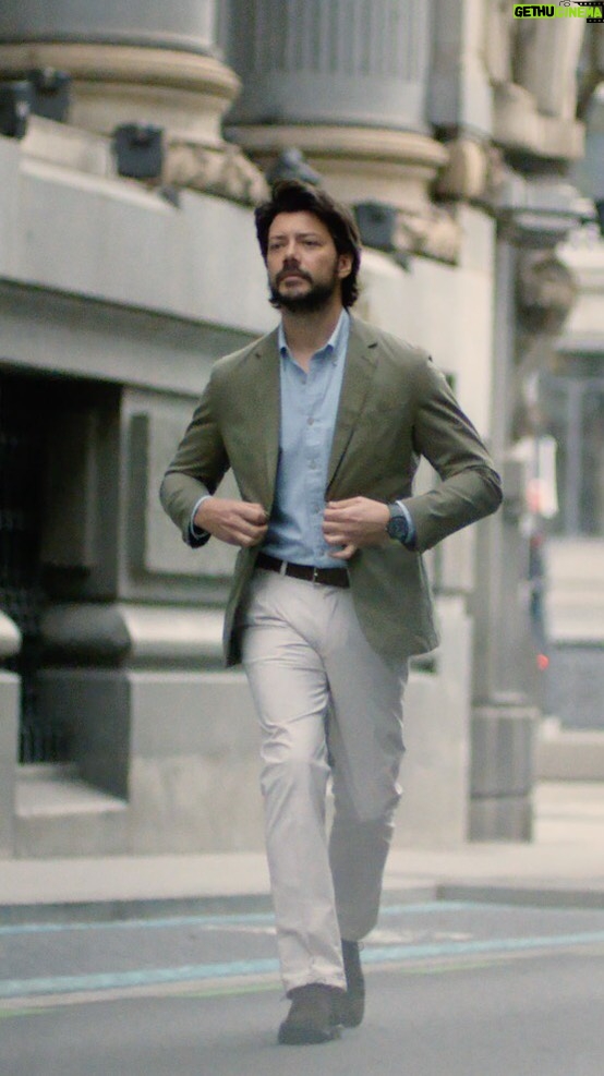 Álvaro Morte Instagram - “Siempre que abro mi armario encuentro lo que necesito. Siempre”. Descubre la nueva colección de Emidio Tucci con @alvaromorte. #SoyEmidioTucci #MyECIFashion