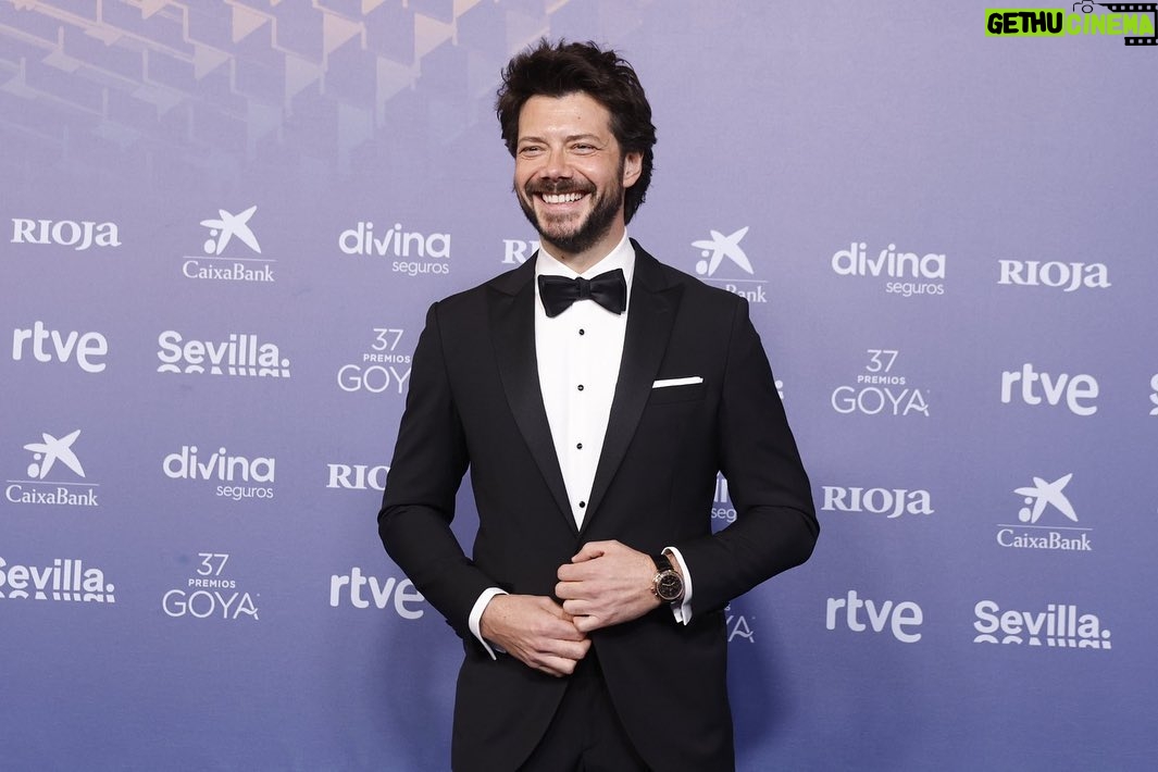 Álvaro Morte Instagram - Qué gran noche ayer celebrando nuestro cine, premiando los increíbles trabajos de este año y homenajeando a Carlos Saura 🙌🏻Gracias @academiadecine por todo, a mi equipo @maydelmanager @ireneln 👏🏻👏🏻👏🏻 y a @rafapontessss por llevarme de la mano, a @breitling y a @inmaculada__garcia por vestirme. y a @aitanasanchezgijon por ser la mejor compañera en el escenario. Felicidades a todos. Qué orgullo formar parte de esta industria. ¡Viva el cine español!