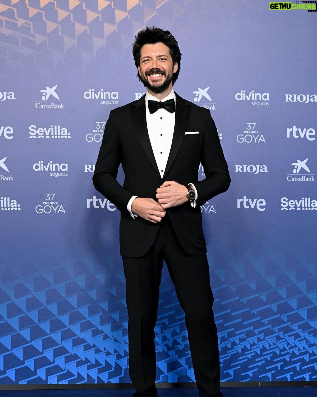 Álvaro Morte Instagram - Con él llegó el estilo: @alvaromorte impecable en los #goya2023 🕺🏼 No te pierdas el listado con los más elegantes de la gran noche del cine español en el link de la Bio de @esquirees