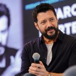 Álvaro Morte Instagram - Este pasado fin de semana me han hecho un regalo maravilloso. El @festivalmeria en su edición 22 y la @diputacionalmeria me honraron con una estrella en el Paseo de la Fama de Almería y el premio “Almería, Tierra de Cine”. Gracias a todos y todas. El cariño que he sentido en esta espectacular tierra ha sido inmenso. Me voy emocionado y feliz y con el deseo de volver pronto, muy pronto. Ya sea a rodar o a disfrutar de unas gambas de Garrucha!! Os llevo en el corazón ❤️ #almeria #festivalalmeria #tierradecine @breitling @boss
