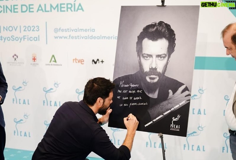 Álvaro Morte Instagram - Este pasado fin de semana me han hecho un regalo maravilloso. El @festivalmeria en su edición 22 y la @diputacionalmeria me honraron con una estrella en el Paseo de la Fama de Almería y el premio “Almería, Tierra de Cine”. Gracias a todos y todas. El cariño que he sentido en esta espectacular tierra ha sido inmenso. Me voy emocionado y feliz y con el deseo de volver pronto, muy pronto. Ya sea a rodar o a disfrutar de unas gambas de Garrucha!! Os llevo en el corazón ❤️ #almeria #festivalalmeria #tierradecine @breitling @boss