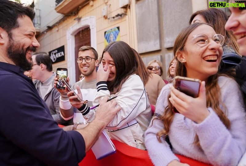 Álvaro Morte Instagram - Este pasado fin de semana me han hecho un regalo maravilloso. El @festivalmeria en su edición 22 y la @diputacionalmeria me honraron con una estrella en el Paseo de la Fama de Almería y el premio “Almería, Tierra de Cine”. Gracias a todos y todas. El cariño que he sentido en esta espectacular tierra ha sido inmenso. Me voy emocionado y feliz y con el deseo de volver pronto, muy pronto. Ya sea a rodar o a disfrutar de unas gambas de Garrucha!! Os llevo en el corazón ❤️ #almeria #festivalalmeria #tierradecine @breitling @boss