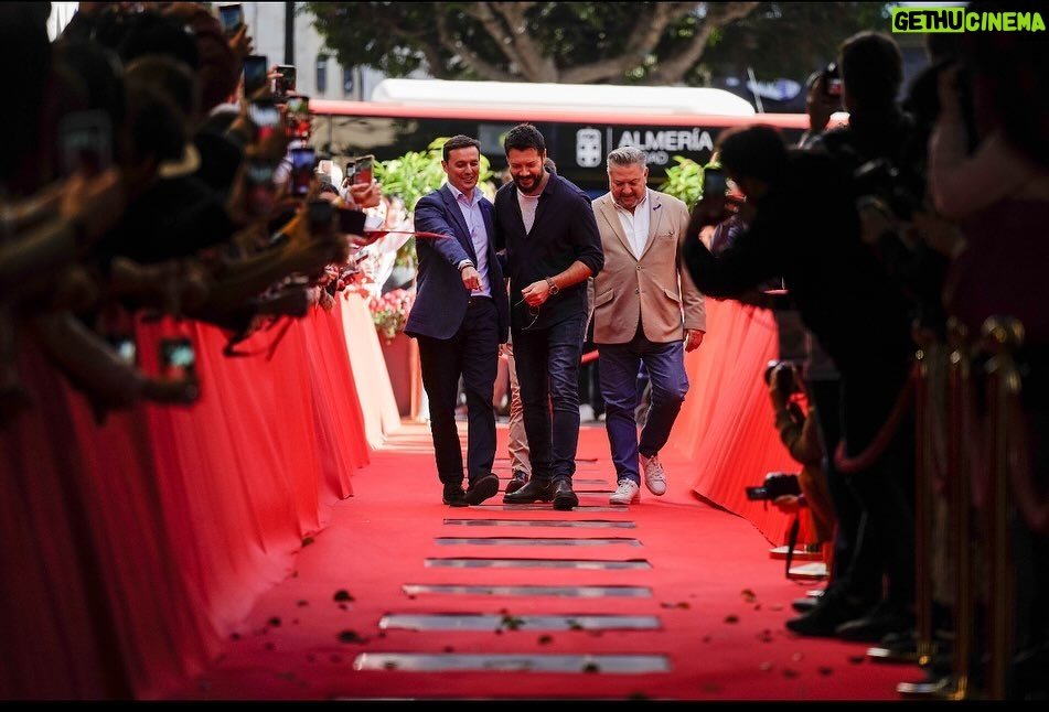 Álvaro Morte Instagram - Este pasado fin de semana me han hecho un regalo maravilloso. El @festivalmeria en su edición 22 y la @diputacionalmeria me honraron con una estrella en el Paseo de la Fama de Almería y el premio “Almería, Tierra de Cine”. Gracias a todos y todas. El cariño que he sentido en esta espectacular tierra ha sido inmenso. Me voy emocionado y feliz y con el deseo de volver pronto, muy pronto. Ya sea a rodar o a disfrutar de unas gambas de Garrucha!! Os llevo en el corazón ❤️ #almeria #festivalalmeria #tierradecine @breitling @boss