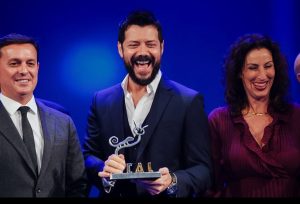 Álvaro Morte Instagram - Este pasado fin de semana me han hecho un regalo maravilloso. El @festivalmeria en su edición 22 y la @diputacionalmeria me honraron con una estrella en el Paseo de la Fama de Almería y el premio “Almería, Tierra de Cine”. Gracias a todos y todas. El cariño que he sentido en esta espectacular tierra ha sido inmenso. Me voy emocionado y feliz y con el deseo de volver pronto, muy pronto. Ya sea a rodar o a disfrutar de unas gambas de Garrucha!! Os llevo en el corazón ❤️ #almeria #festivalalmeria #tierradecine @breitling @boss