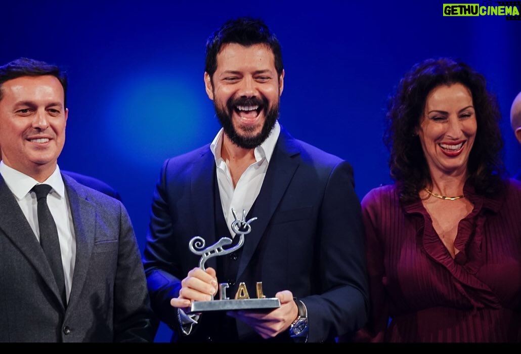 Álvaro Morte Instagram - Este pasado fin de semana me han hecho un regalo maravilloso. El @festivalmeria en su edición 22 y la @diputacionalmeria me honraron con una estrella en el Paseo de la Fama de Almería y el premio “Almería, Tierra de Cine”. Gracias a todos y todas. El cariño que he sentido en esta espectacular tierra ha sido inmenso. Me voy emocionado y feliz y con el deseo de volver pronto, muy pronto. Ya sea a rodar o a disfrutar de unas gambas de Garrucha!! Os llevo en el corazón ❤️ #almeria #festivalalmeria #tierradecine @breitling @boss