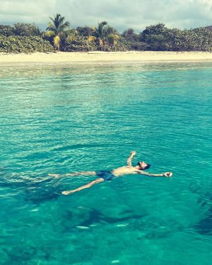 Álvaro Morte Instagram - Madre mía… Hace solo una semana que regresé de Puerto Rico y ya no puedo aguantar las ganas de volver. Menudo viajazo. 

El Caribe perfecto (esas playas…). El destino perfecto (aventura, golf, gastronomía, historia…). Y, desde luego, la gente perfecta (Alexandra, Xiomara, Vivi, os adoramos!)

Gracias @discoverpuertorico @ctpuertorico @iberia por hacerlo posible. #ad Ya pensando en la próxima.

Un beso fuerte, mi querido Puerto Rico!