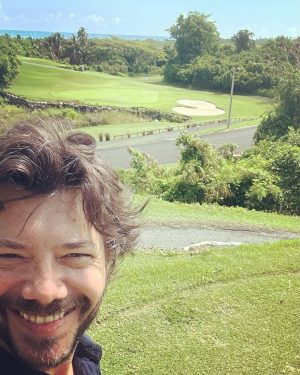 Álvaro Morte Instagram - Madre mía… Hace solo una semana que regresé de Puerto Rico y ya no puedo aguantar las ganas de volver. Menudo viajazo. 

El Caribe perfecto (esas playas…). El destino perfecto (aventura, golf, gastronomía, historia…). Y, desde luego, la gente perfecta (Alexandra, Xiomara, Vivi, os adoramos!)

Gracias @discoverpuertorico @ctpuertorico @iberia por hacerlo posible. #ad Ya pensando en la próxima.

Un beso fuerte, mi querido Puerto Rico!
