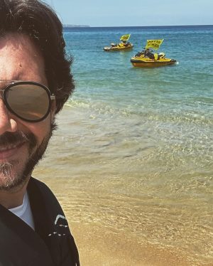 Álvaro Morte Instagram - Madre mía… Hace solo una semana que regresé de Puerto Rico y ya no puedo aguantar las ganas de volver. Menudo viajazo. 

El Caribe perfecto (esas playas…). El destino perfecto (aventura, golf, gastronomía, historia…). Y, desde luego, la gente perfecta (Alexandra, Xiomara, Vivi, os adoramos!)

Gracias @discoverpuertorico @ctpuertorico @iberia por hacerlo posible. #ad Ya pensando en la próxima.

Un beso fuerte, mi querido Puerto Rico!