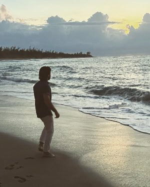 Álvaro Morte Instagram - Madre mía… Hace solo una semana que regresé de Puerto Rico y ya no puedo aguantar las ganas de volver. Menudo viajazo. 

El Caribe perfecto (esas playas…). El destino perfecto (aventura, golf, gastronomía, historia…). Y, desde luego, la gente perfecta (Alexandra, Xiomara, Vivi, os adoramos!)

Gracias @discoverpuertorico @ctpuertorico @iberia por hacerlo posible. #ad Ya pensando en la próxima.

Un beso fuerte, mi querido Puerto Rico!